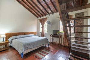een slaapkamer met een bed en een raam bij Hotel San Gil Campestre in San Gil