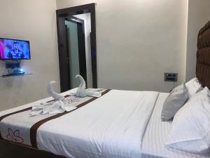 Postel nebo postele na pokoji v ubytování JK Rooms 126 Parashar Legacy - Opp Railway Station