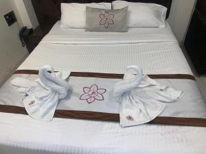 Postel nebo postele na pokoji v ubytování JK Rooms 126 Parashar Legacy - Opp Railway Station