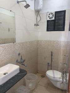 Koupelna v ubytování JK Rooms 126 Parashar Legacy - Opp Railway Station