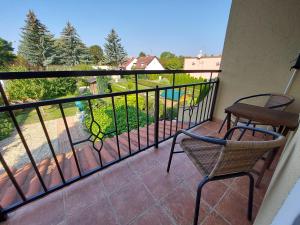 En balkon eller terrasse på Titi Family Apartman