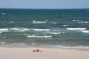una playa con 2 sillas de playa y el océano en Willa na Wydmie-pokoje z widokiem na morze, en Sztutowo