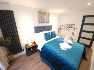 a bedroom with a bed with towels on it at Luxury pad centrally located near Brighton station in Brighton & Hove