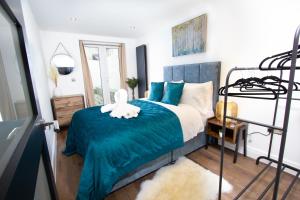 a bedroom with a bed with a blue blanket at Luxury pad centrally located near Brighton station in Brighton & Hove