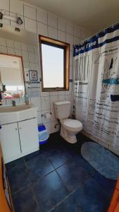 baño con aseo y lavabo y ventana en Casa en Farellones en Santiago