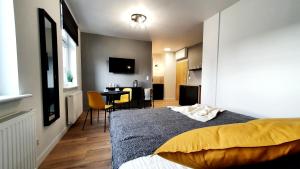 sypialnia z łóżkiem i jadalnią w obiekcie GRYF Apartamenty Holiday Family w Szczecinie