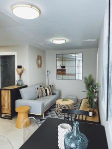 sala de estar con sofá y mesa en Apartamentos Martalia Namar centro en Ronda