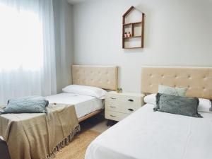 Giường trong phòng chung tại Apartamentos Martalia Namar centro