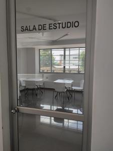 uma vista para uma mesa e cadeiras através de uma porta em Comfortable apartment in Bucaramanga 903 em Bucaramanga