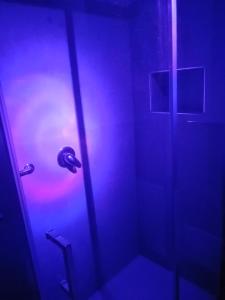 巴勒摩的住宿－Casa Vacanza Al Massimo，浴室设有紫色和蓝色照明淋浴。