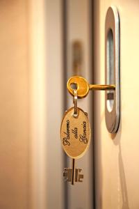 una chiave dorata su una porta bianca di Palermo alla Gancia a Palermo
