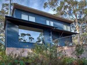 a blue house with a large window at Delmonte in Medlow Bath