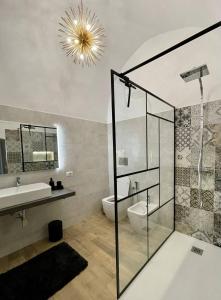 ビシェーリエにあるLoft Pedoneの洗面台、トイレ、鏡のあるバスルーム