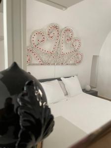 ビシェーリエにあるLoft Pedoneのベッドルーム1室(壁にハートを配置したベッド1台付) +2枚の写真