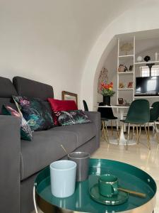 ビシェーリエにあるLoft Pedoneのソファとテーブルのあるリビングルーム