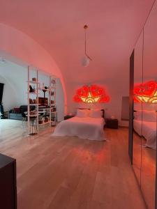 ビシェーリエにあるLoft Pedoneのベッドルーム(白いベッド1台、赤い照明付)