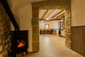 un pasillo abierto con chimenea en una casa en Casa rural Can Miralter, en Camprodon