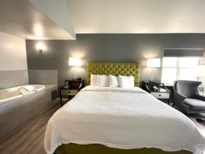 Postel nebo postele na pokoji v ubytování Tides Inn & Suites
