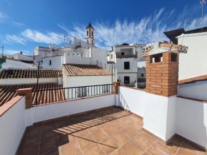 een uitzicht vanaf het balkon van een huis met witte gebouwen bij Casa El Campanario in Yunquera