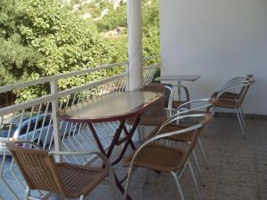 un gruppo di sedie e tavoli su un balcone di Guest House Sandra a Kotor (Cattaro)