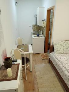 uma sala de estar com um sofá e uma mesa em Kapija Dragačeva apartmani em Ovcar Banja