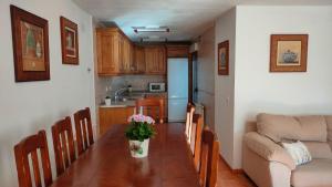 a kitchen and dining room with a table and a couch at Antiguo Consistorio in San Martín de la Vega del Alberche