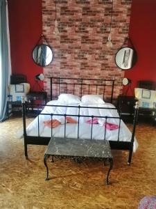 uma cama num quarto com uma parede de tijolos em Duque de conventus em Lisboa