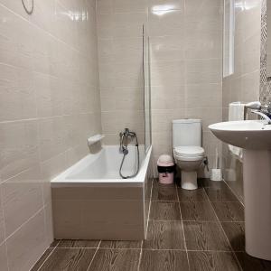 Koupelna v ubytování F4 Room 2, Private Room two single beds shared bathroom