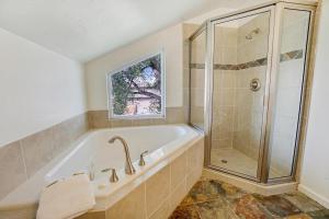 een badkamer met een bad en een douche bij Farmhouse - Spectacular Views For The Whole Family Dog Friendly! in Fruita