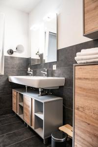 Koupelna v ubytování Apartment Griass di Fügen + 20 fotografií