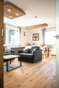 ein Wohnzimmer mit einem Sofa und einem Tisch in der Unterkunft Apartment Griass di Fügen in Fügen