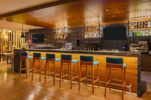 O lounge ou bar de Sonesta Hotel El Olivar