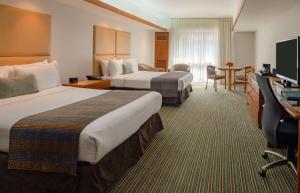 Uma TV ou centro de entretenimento em Sonesta Hotel El Olivar