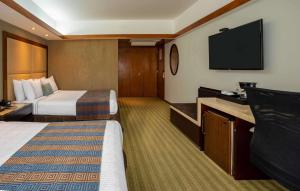 Uma TV ou centro de entretenimento em Sonesta Hotel El Olivar