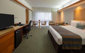 Uma TV ou centro de entretenimento em Sonesta Hotel El Olivar