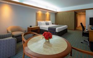 Cama ou camas em um quarto em Sonesta Hotel El Olivar