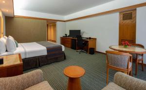 Cama ou camas em um quarto em Sonesta Hotel El Olivar