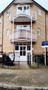 un edificio con balcón en la parte superior en Cosy Apartment, Peckham Rye en Londres