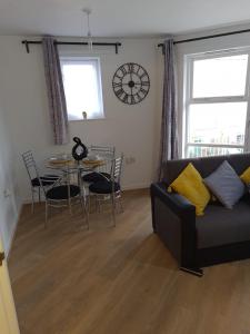 sala de estar con sofá y mesa en Cosy Apartment, Peckham Rye en Londres