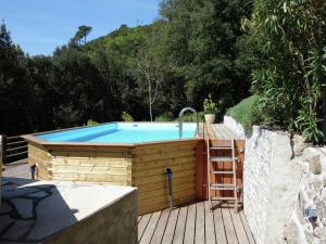 una bañera de hidromasaje en una terraza con una escalera al lado en Modern holiday home with swimming pool, en Saint-Fortunat-sur-Eyrieux