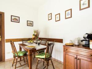 a dining room with a table and chairs and a kitchen at Belvilla by OYO Chiaraquattro in Acquaviva