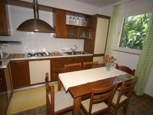 Kuchyňa alebo kuchynka v ubytovaní Charming Holiday Home in Pula near Beach