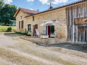 Villefranche-du-PérigordにあるCozy Holiday Home in Loubejac near Forestの家(椅子2脚、傘1脚付)