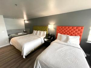 Ένα ή περισσότερα κρεβάτια σε δωμάτιο στο Tides Inn & Suites