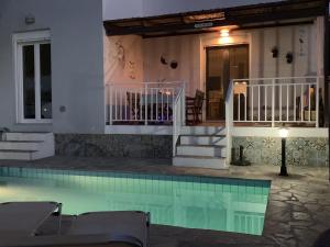 een huis met een zwembad voor een huis bij Stylish Villa in Loutra in Loutra