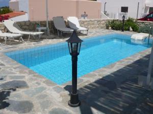 een lichtpaal naast een zwembad bij Stylish Villa in Loutra in Loutra