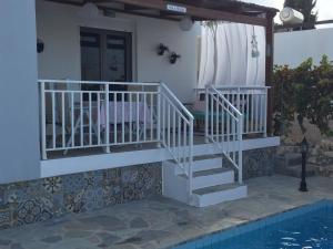 een huis met trappen naast een zwembad bij Stylish Villa in Loutra in Loutra