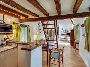 Nhà bếp/bếp nhỏ tại Quaint Holiday Home in Loire France with Garden