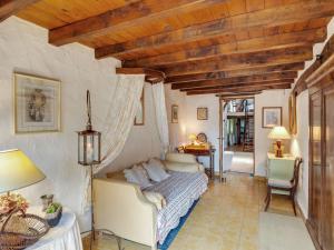 1 dormitorio con 1 cama en una habitación con techos de madera en Quaint Holiday Home in Loire France with Garden, en Contigné