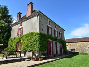 Frayssinet-le-GélatにあるHoliday home with tennis court in Montcl raの蔦の古家